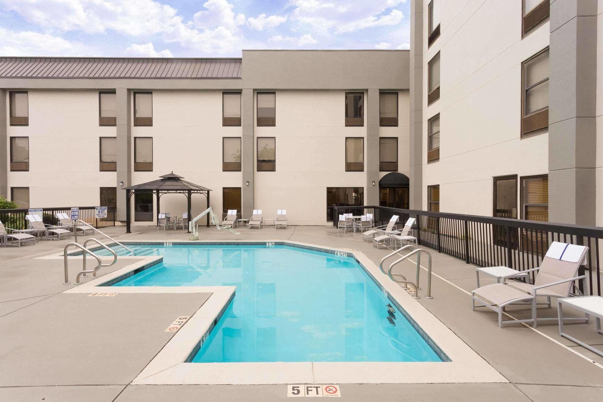 Wyndham Garden Greenville / Spartanburg Airport ภายนอก รูปภาพ